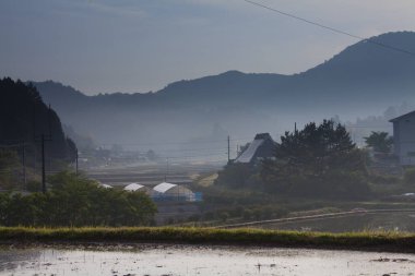 Dağlardaki sis sırasında köy