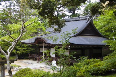 Japonya 'daki ağaçlı tapınağın güzel bahçesi..