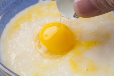 Tabaktaki çiğ yumurta