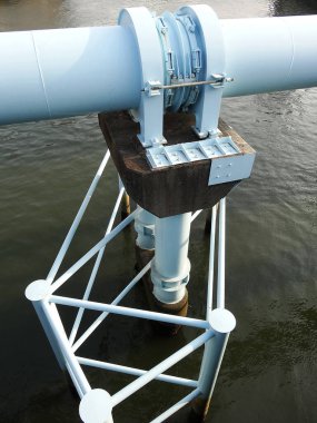 Nehirdeki su tedavisi için büyük metal su pompası..