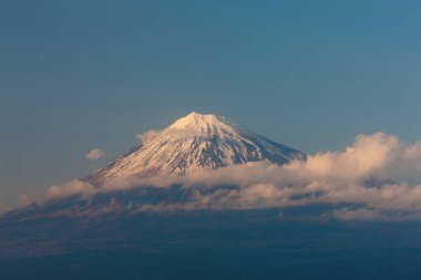 Fuji Dağı ve bulutlu gökyüzü manzarası 