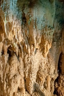Çarpıcı mağara ve doğanın ortasındaki oluşumlar.