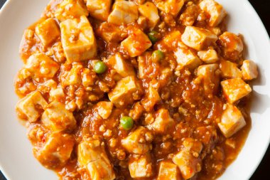 Domuz eti ve sebzeli kızarmış tofu.