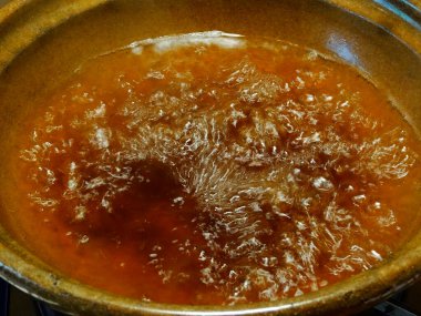 Tencerede kaynıyor. tencere.