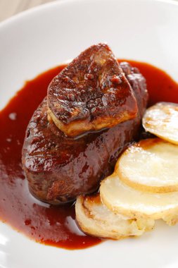 Biftek yahnisi ve patates püresi.