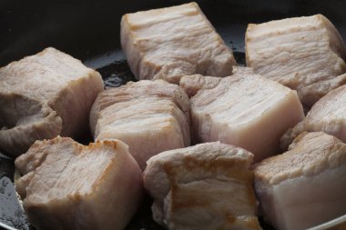 Kızartma tavasında domuz parçaları