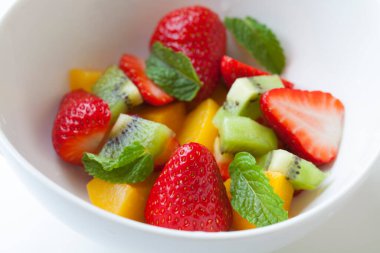 Çilekli taze meyve salatası ve kivi.
