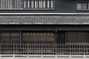 Şehirdeki eski pencere, arka plandaki seyahat yeri