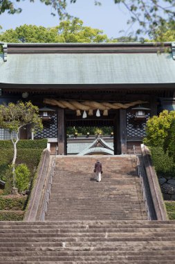 Strairway üzerinde bir ziyaretçi ile güzel antik Japon tapınağı manzarası