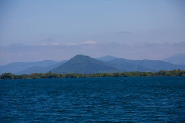 Manzaralı deniz suyu ve sahil manzarası.        