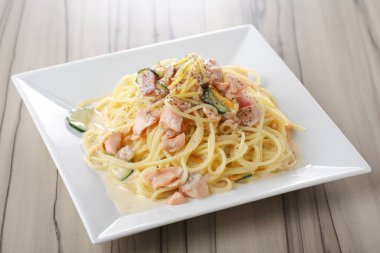 Makarna beyaz masaya yakın 