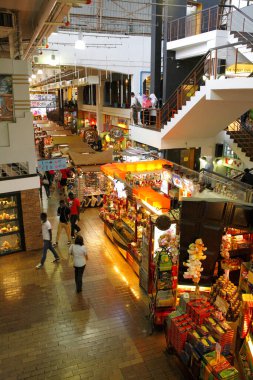 İnsanlar Japonya 'daki sokak pazarından alışveriş yapıyor.