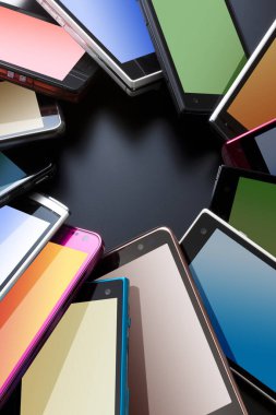 koyu arkaplanda farklı renkte modern cep telefonları   