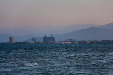 Akşamları deniz kıyısında.