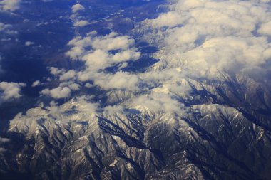 Dağların havadan görünüşü ve gökyüzündeki bulutlar              