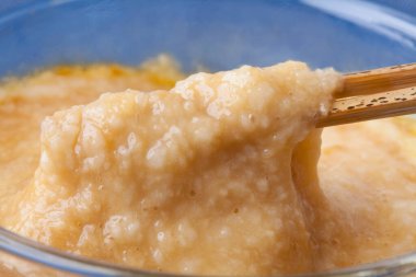 Lezzetli yulaf lapası ve tereyağlı kase, yakın plan.