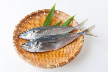 Bambu tabağında taze balık