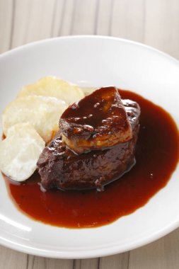 Biftek yahnisi ve patates püresi.