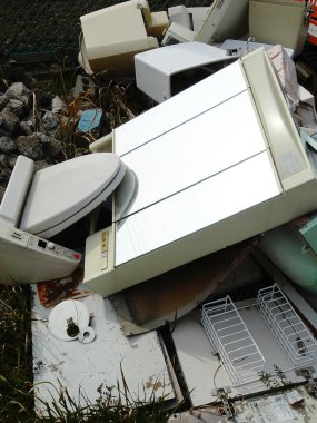 Arka plandaki eski çöp yığını, kapatın.