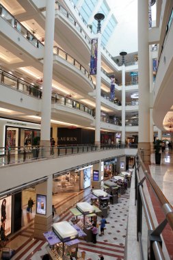 Alışveriş merkezinin modern iç görünümü