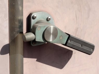 Kapı kolu ve asma kilidi olan eski kapı, kapat.