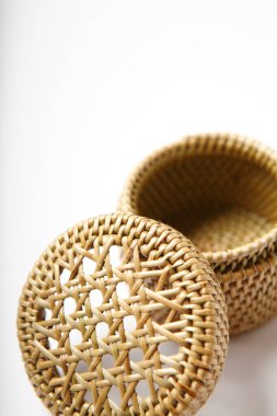 Beyaz arkaplanda şirin hasır sepet