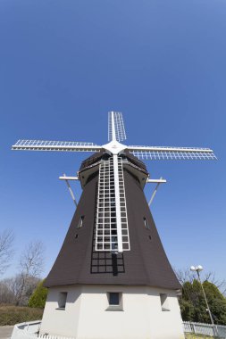 Japonya, Osaka 'daki Tsurumi Ryokuchi Parkı' nda yel değirmeni.