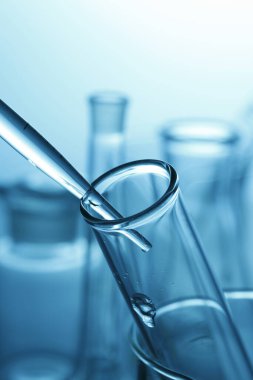 Mavi arka planda laboratuvar camları var. Laboratuvarda kimyasal test, bilim konsepti                            