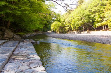 Yeşil dağların nehirde 