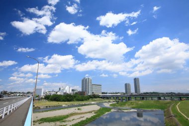 Modern şehirde nehir ve mavi gökyüzü