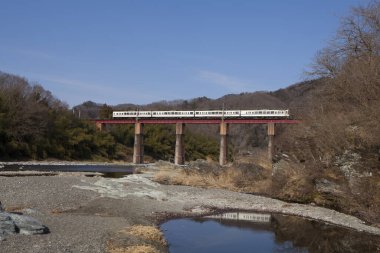 Kış dağlarındaki demiryolu köprüsü manzarası, seyahat kavramı
