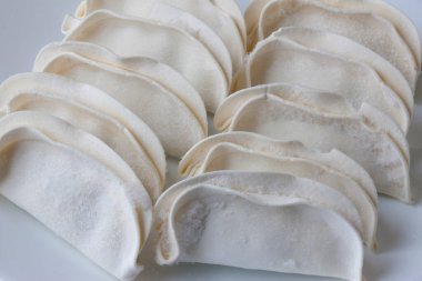 Plaka üzerinde çiğ köfte