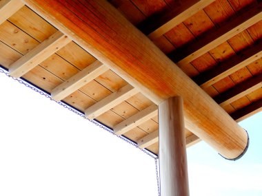 Ahşap çatının alçak açılı veiw 'i, yakın plan 