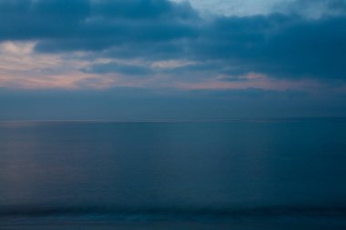 Manzaralı gün batımındaki deniz manzarası          