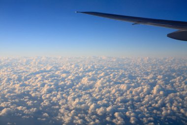 uçak kanadı ve bulutları 