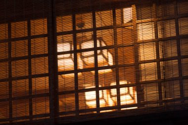 Penceresi olan eski ahşap bir ev