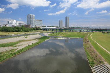 Nehir üzerinde köprü 