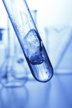 Mavi arka planda laboratuvar camları var. Laboratuvarda kimyasal test, bilim konsepti                            