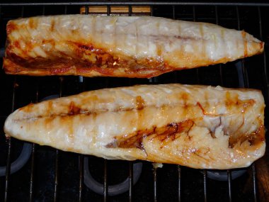 Izgarada pişen gurme balığın yakın çekim görüntüsü               