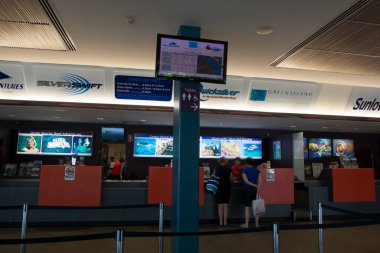 Havaalanı terminalinin iç görünümü, seyahat kavramı