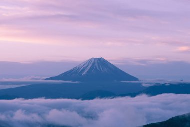 Gün batımında güzel Fuji Dağı. Japonya manzarası