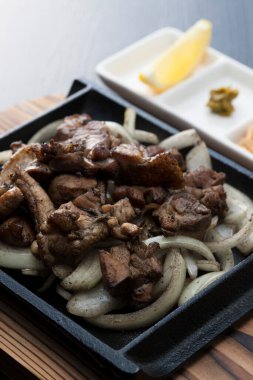 Izgara et ve soğanlı bir mutfak fotoğrafı.