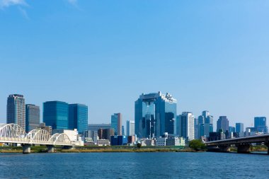 Tokyo 'nun modern gökdelenleri Japonya, nehir kıyısında yer almaktadır.