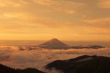 Gün batımında güzel Fuji Dağı. Japonya manzarası