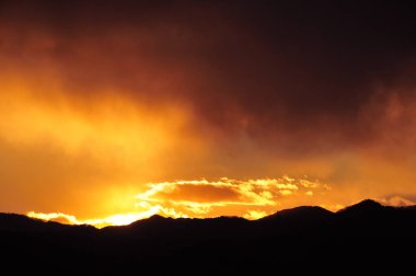 Güzel altın gün batımı gökyüzü dağların üzerinde