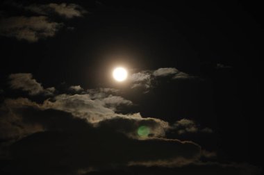 bulutlar ile gece gökyüzünde dolunay
