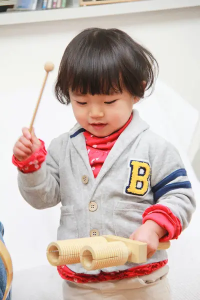 Porträt Von Süßen Kleinen Asiatischen Mädchen Mit Spielzeug Hause — Stockfoto