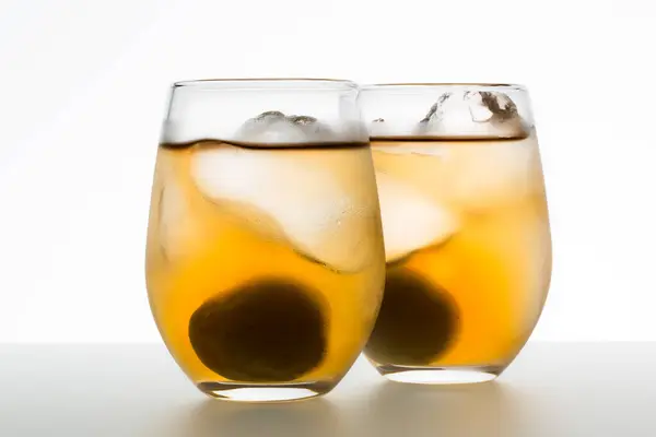 Szklanki Napojem Alkoholowym Kostkami Lodu Białym Tle — Zdjęcie stockowe