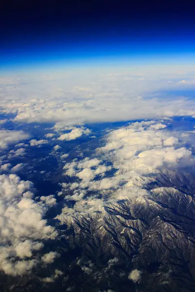 空に浮かぶ山や雲の空を見る — ストック写真