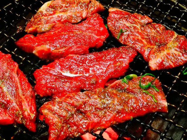 Widok Bliska Świeżego Pysznego Mięsa Gotowania Grillu — Zdjęcie stockowe